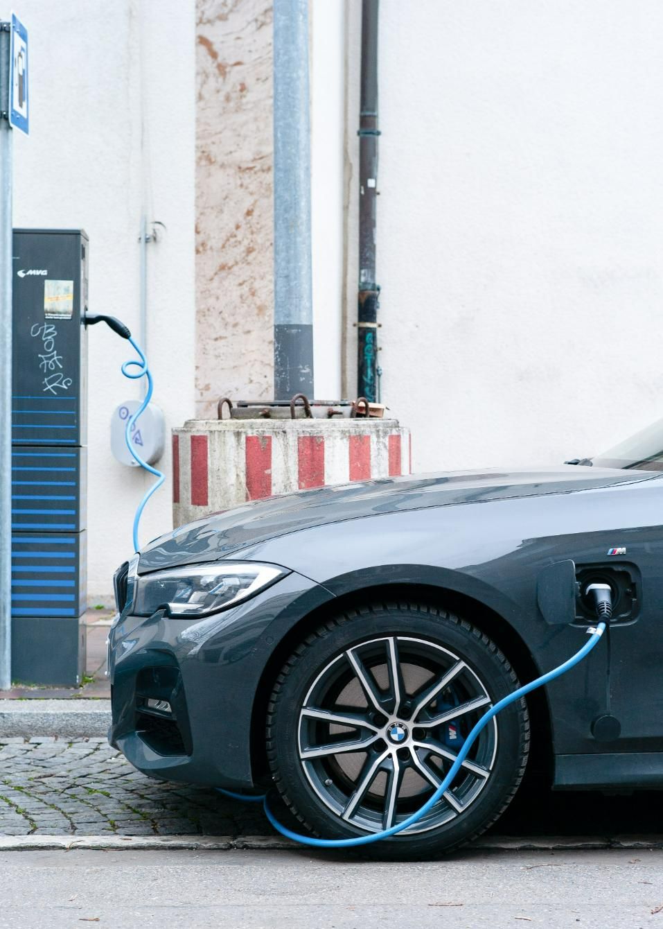 Elektrische BMW opladen bij oplaadpaal.jpg