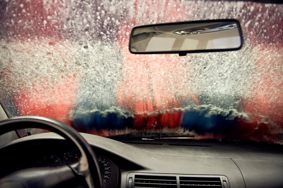 Auto wassen? Dit betaal je tegenwoordig voor een wasbeurt