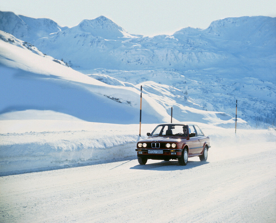 Mag je autoruiten krabben met draaiende motor?