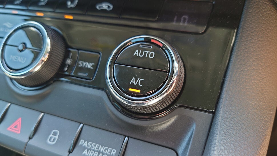Zo gebruik je de airco van je auto slim tijdens warme dagen
