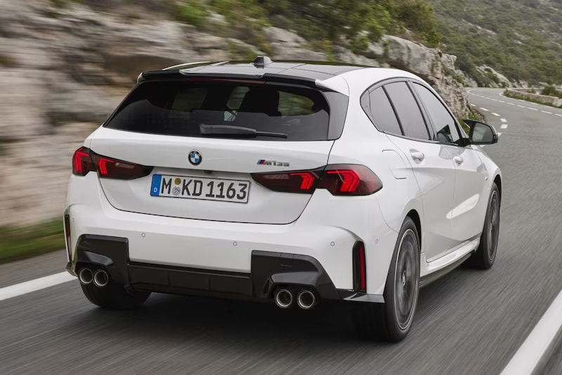 bmw-1-serie-2024-wit-achteraanzicht