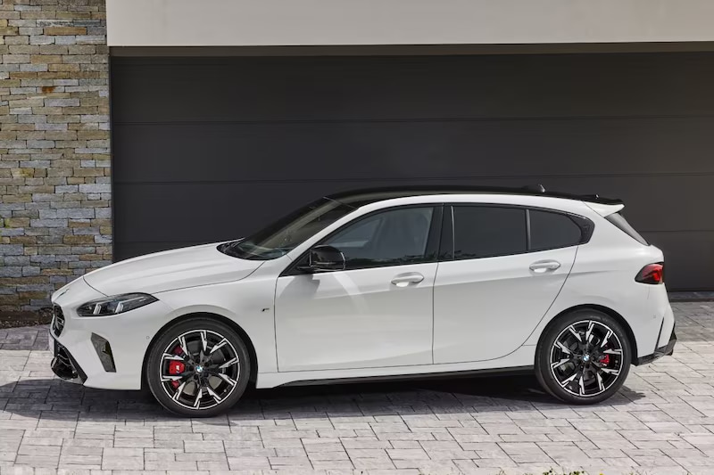 bmw-1-serie-2024-wit-zijaanzicht