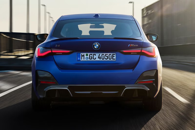 bmw-i4-2024-blauw-achteraanzicht