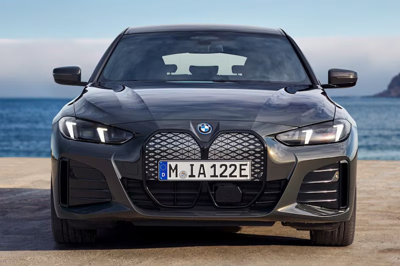 bmw-i4-2024-grijs-vooraanzicht