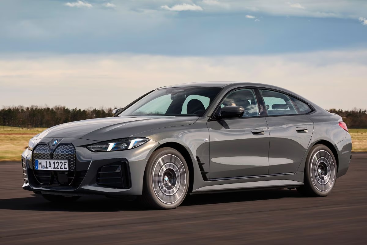 bmw-i4-2024-grijs-zijaanzicht