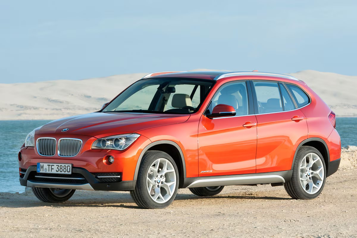 bmw-x1-2015-rood-zijaanzicht