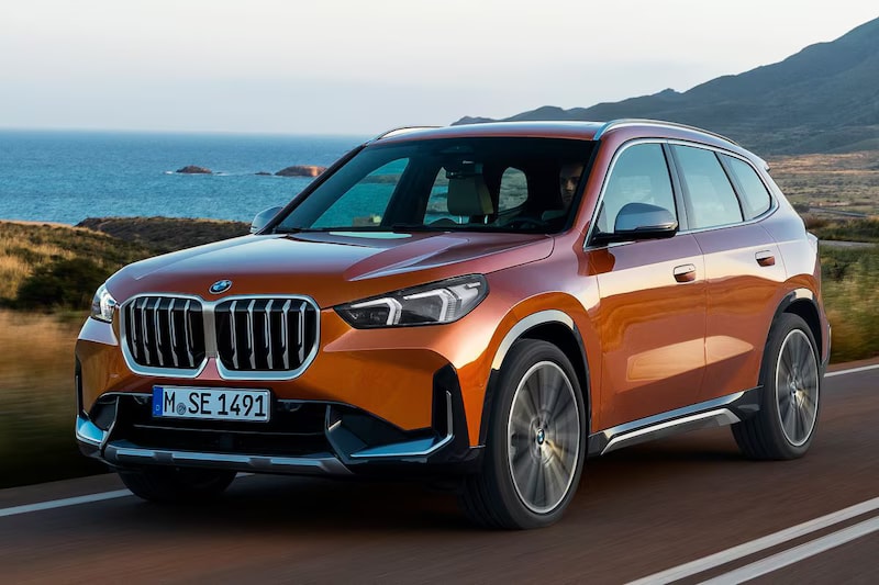 bmw-x1-2022+oranje-zijaanzicht