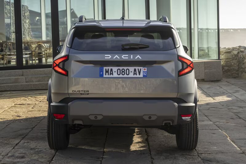 dacia-duster-2024-grijs-achteraanzicht.jpg