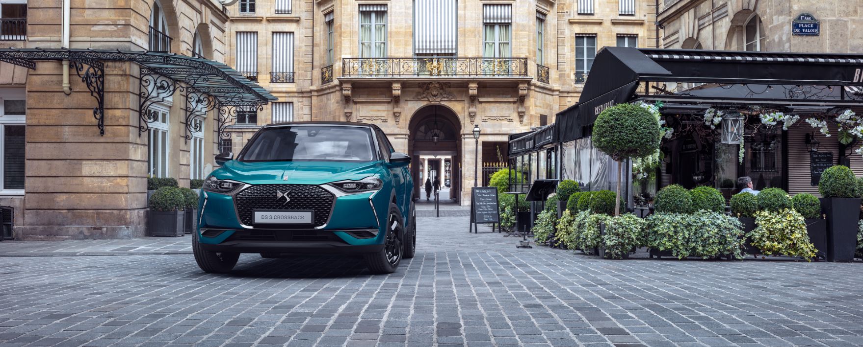 ds 3 crossback front view blue green.jpg