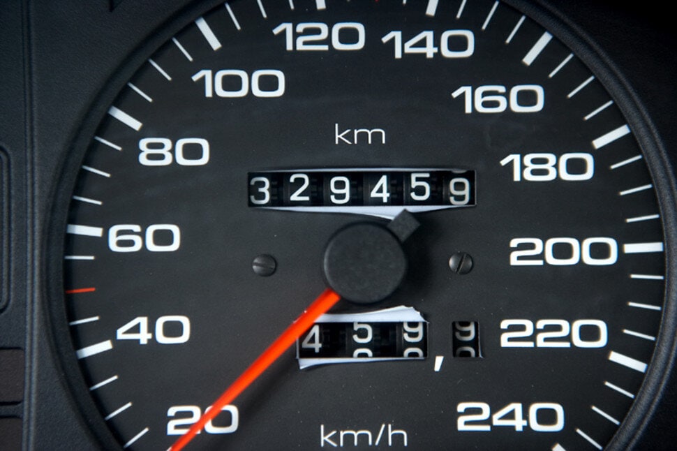 Een jonge auto met hoge kilometerstand of een oudere auto met lage kilometerstand?