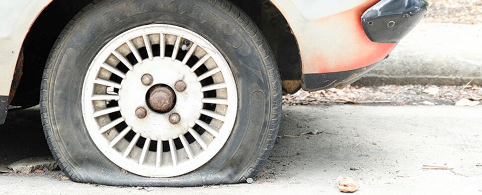 Hoe mishandel ik een band (op een stoeprand)?