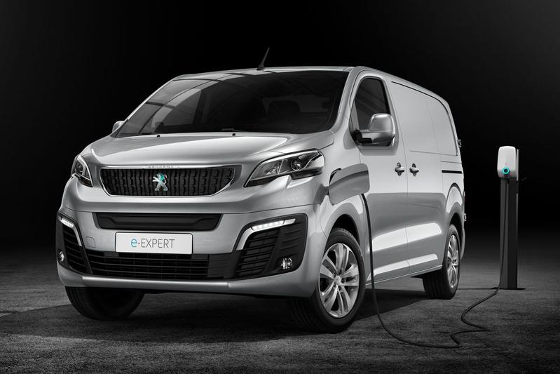 peugeot e xpert zilveren bestelbus aan het opladen front view.jpg
