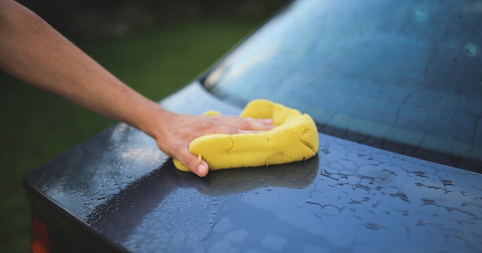 Hoe verwijder ik kringen en vlekken uit mijn stoffen autobekleding?