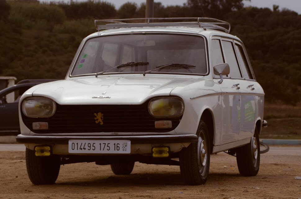 Waarom hebben Franse auto’s gele koplampen?