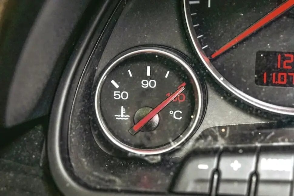 Waarom lijkt de weg soms nat als het warm is?